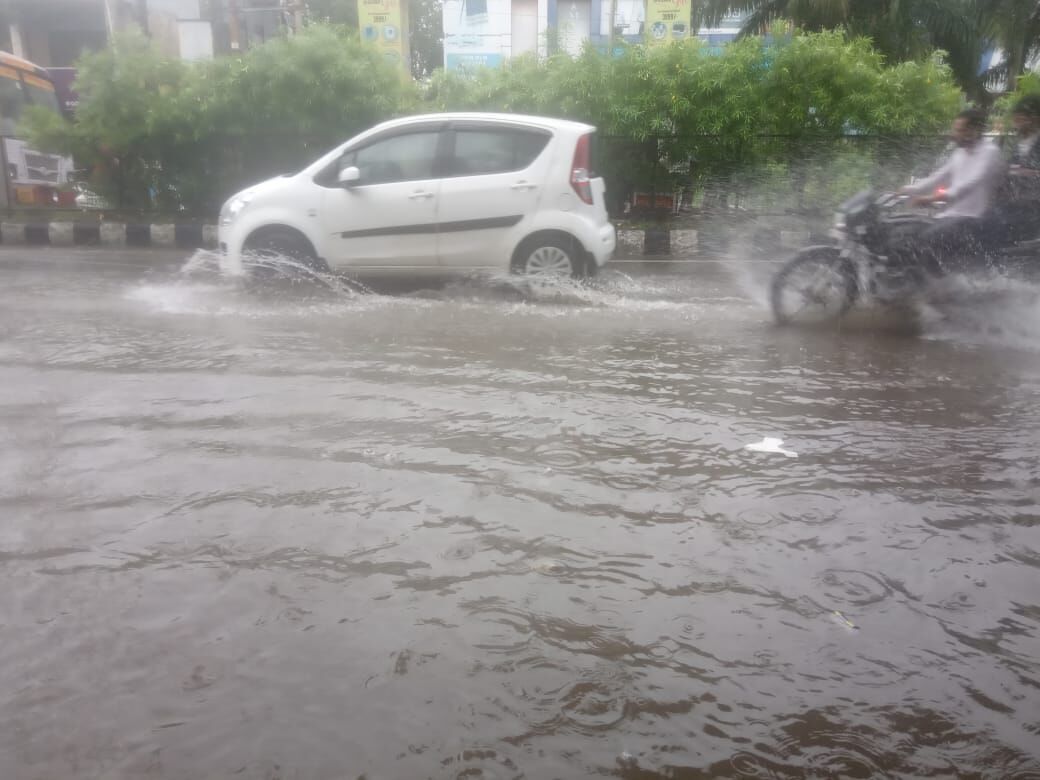 बारिश से दिल्ली-एनसीआर में बुरा हाल, पुलिस बोली-घर से ना निकलें! बारिश से दिल्ली-एनसीआर में बुरा हाल, पुलिस बोली-घर से ना निकलें!