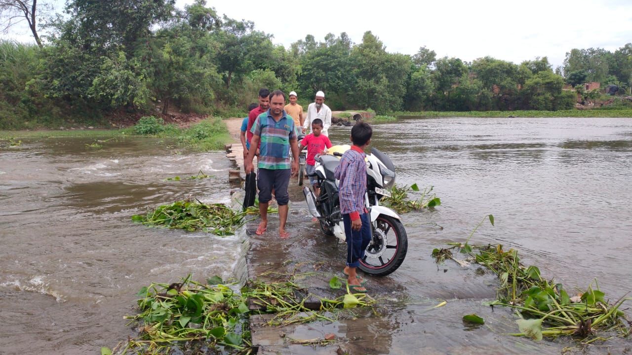 काली ऊफनाई-गांव शेरपुर का पुल बहने को तैयार, जान जोखिम में डाल रहे ग्रामीण