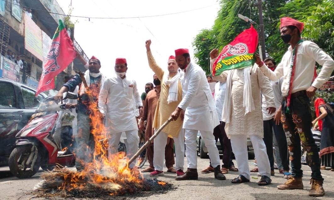 लाठचार्ज पर बिफरे सपाईयों ने फूंका सीएम योगी का पुतला, पुलिस रह गई हक्की-बक्की