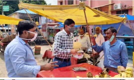 पीएम योजना लेकर रेहड़े वालों तक पहुंचे ईओ, कहा-आओ ऋण ले जाओ... पीएम योजना लेकर रेहड़े वालों तक पहुंचे ईओ, कहा-आओ ऋण ले जाओ...