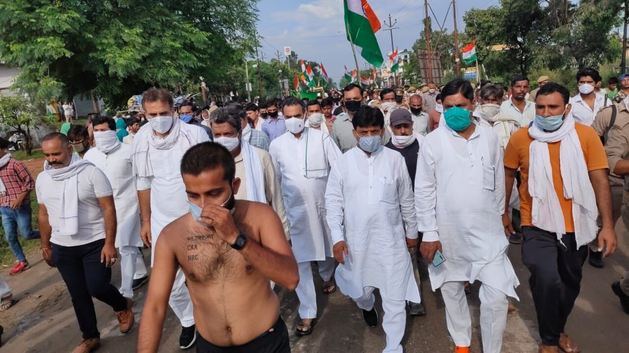 शहादत को अनोखा सलाम-सीने पर सीएए का समर्थन-पीठ पर शहीदों के नाम