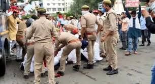 राजभवन पर प्रदर्शन करते सपा कार्यकर्ताओं पर लाठीचार्ज राजभवन पर प्रदर्शन करते सपा कार्यकर्ताओं पर लाठीचार्ज