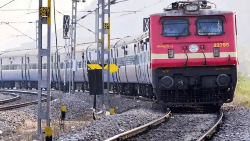 जब अकेली युवती को लेकर रवाना हुई ट्रेन जब अकेली युवती को लेकर रवाना हुई ट्रेन