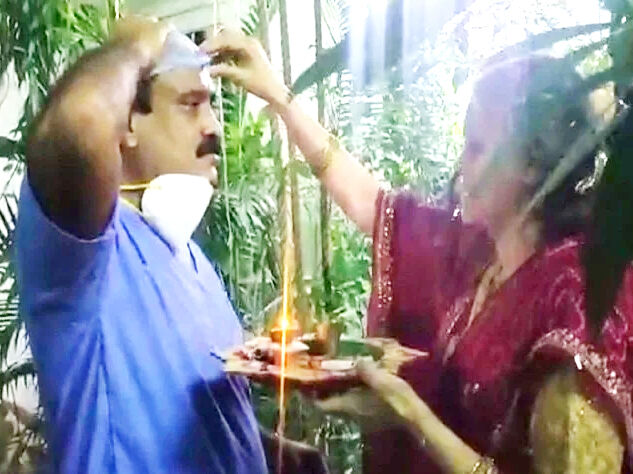 छह माह परिवार से दूर रहा यह कोरोना योद्धा, और लौटा तो.. छह माह परिवार से दूर रहा यह कोरोना योद्धा, और लौटा तो..