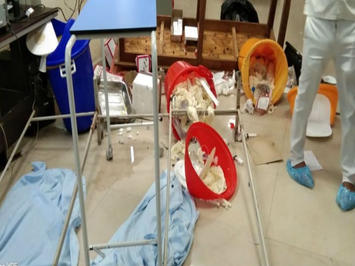 वाराणसी के अस्पताल में भर्ती मरीज की मौत के बाद तोड़फोड वाराणसी के अस्पताल में भर्ती मरीज की मौत के बाद तोड़फोड