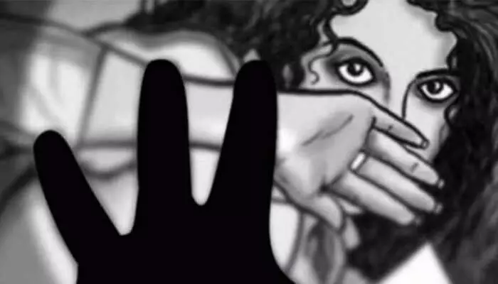 फीस माफी के बहाने छात्र की बहन के साथ रेप फीस माफी के बहाने छात्र की बहन के साथ रेप