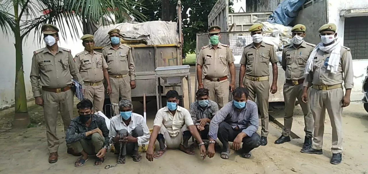नकली सीमेंट बनाने वाली फैक्ट्री का भंडाफोड, 5 दबोचे नकली सीमेंट बनाने वाली फैक्ट्री का भंडाफोड, 5 दबोचे