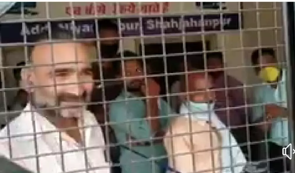 चार लाख की नकदी के साथ दलालों की गिरफ्तारी से मचा हड़कंप चार लाख की नकदी के साथ दलालों की गिरफ्तारी से मचा हड़कंप