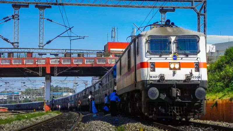 पटरी पर लौट रही चालीस जोड़ी रेल गाड़ियां पटरी पर लौट रही चालीस जोड़ी रेल गाड़ियां