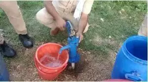 जब हैंड पंप से निकलने लगी शराब जब हैंड पंप से निकलने लगी शराब