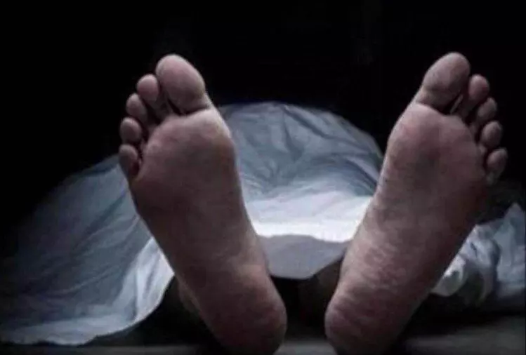 बंद कार में मिला युवक का खून से लथपथ शव बंद कार में मिला युवक का खून से लथपथ शव