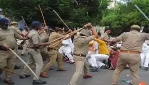 लखनऊ में कांग्रेस कार्यकर्ताओं पर लाठीचार्ज, कई घायल लखनऊ में कांग्रेस कार्यकर्ताओं पर लाठीचार्ज, कई घायल
