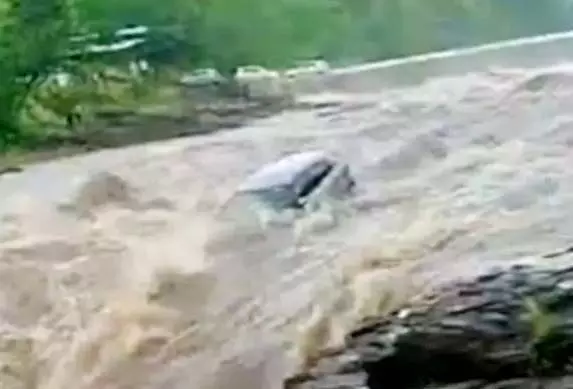 अचानक झरने में पानी बढने से बह गईं 3 कारें, पिकनिक में मची अफरातफरी