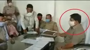 थानेदार की कुर्सी पर विधायक की वीडियो ने मचाया तहलका थानेदार की कुर्सी पर विधायक की वीडियो ने मचाया तहलका