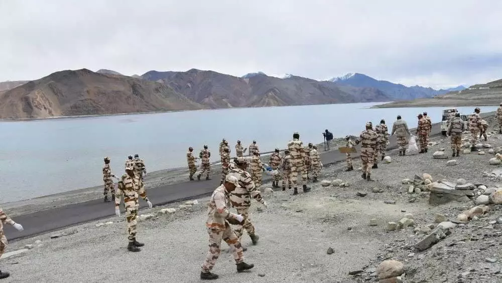 पैंगोंग झील के के पास चीनी सैनिकों की मौजूदगी से फिर टकराव के हालात पैंगोंग झील के के पास चीनी सैनिकों की मौजूदगी से फिर टकराव के हालात