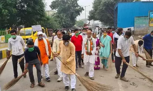 सफाई अभियान में जुटे मंत्री से लेकर कार्यकर्ता तक सफाई अभियान में जुटे मंत्री से लेकर कार्यकर्ता तक