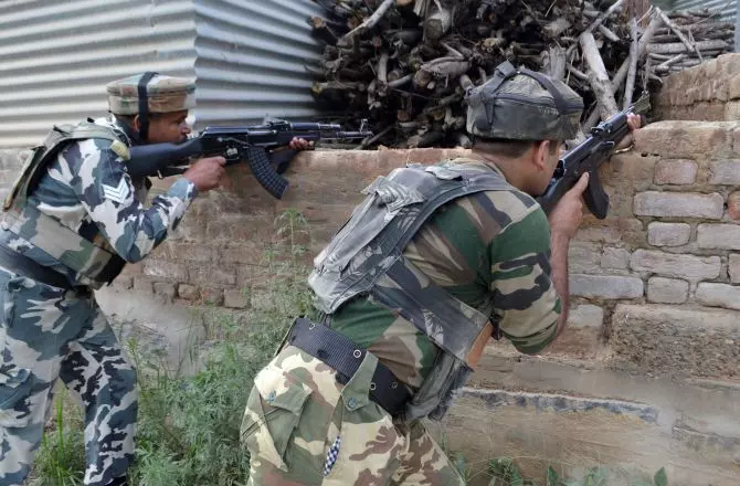 श्रीनगर में सुरक्षा बलों ने तीन आतंकी मारे