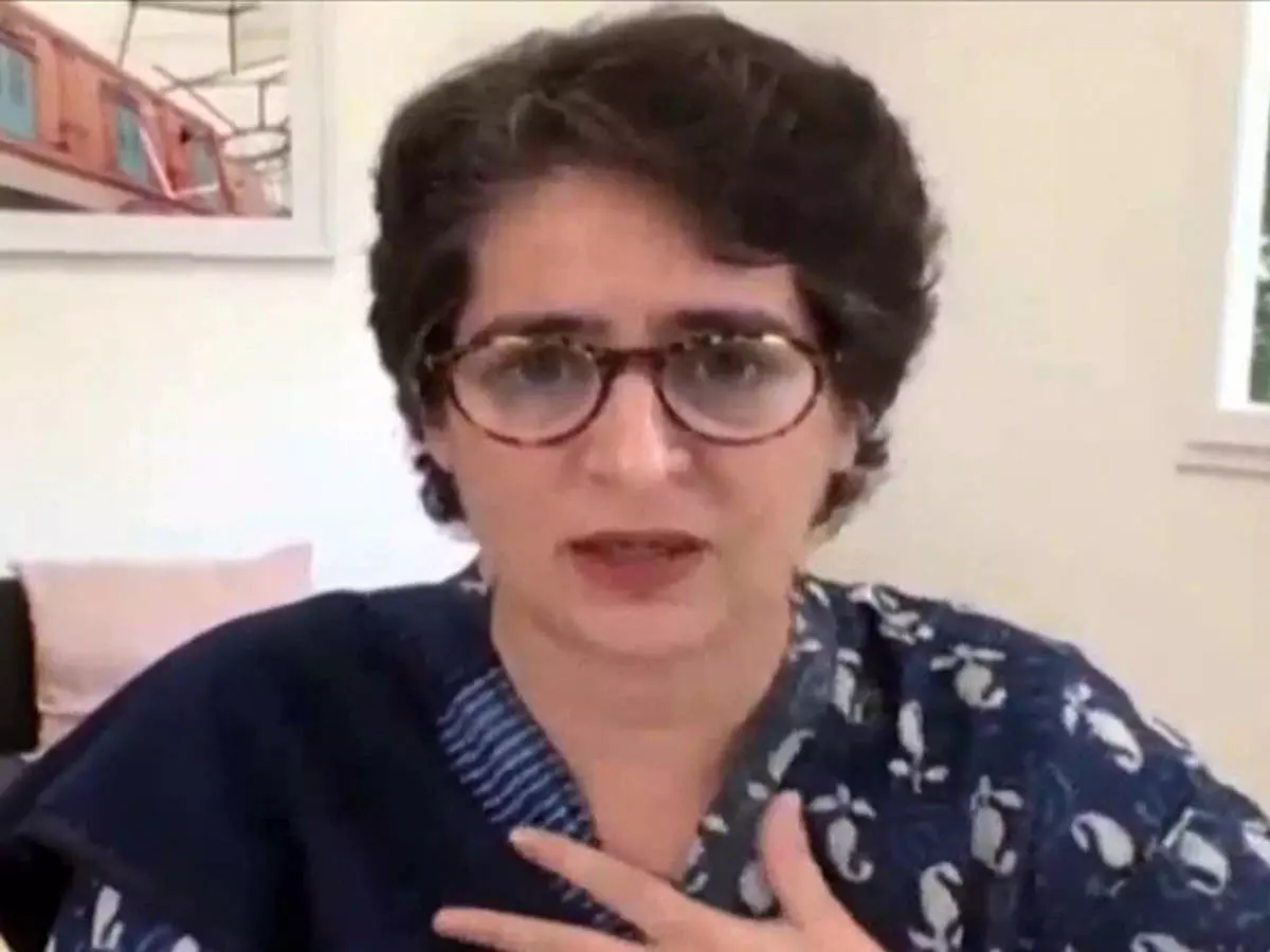 पांच साल संविदा की नौकरी का प्रस्ताव काला कानूनः प्रियंका गांधी पांच साल संविदा की नौकरी का प्रस्ताव काला कानूनः प्रियंका गांधी