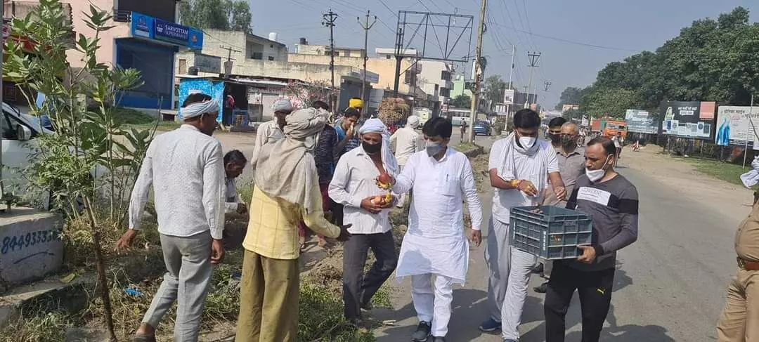 पीएम मोदी का बर्थ डे-फल लेकर मजदूरों के पास पहुंचे मंत्री कपिल देव