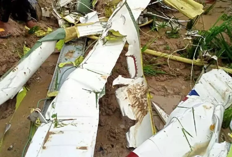 आजमगढ़ में खराब मौसम के कारण हेलिकाॅप्टर क्रैश, मौके पर पायलट की मौत