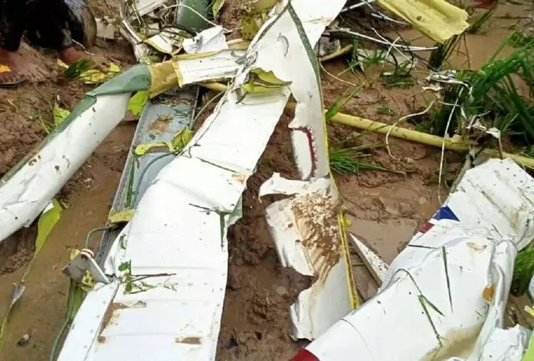 आजमगढ़ में खराब मौसम के कारण हेलिकाॅप्टर क्रैश, मौके पर पायलट की मौत आजमगढ़ में खराब मौसम के कारण हेलिकाॅप्टर क्रैश, मौके पर पायलट की मौत