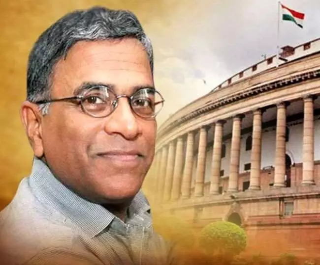 धरने पर सांसदों के लिए चाय लेकर पहुंचे हरिवंश, पीएम ने की सराहना धरने पर सांसदों के लिए चाय लेकर पहुंचे हरिवंश, पीएम ने की सराहना