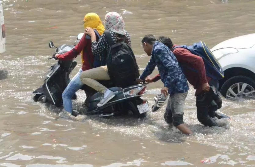 मुंबई में बारिश ने तोडा 26 साल का रिकाॅर्ड मुंबई में बारिश ने तोडा 26 साल का रिकाॅर्ड