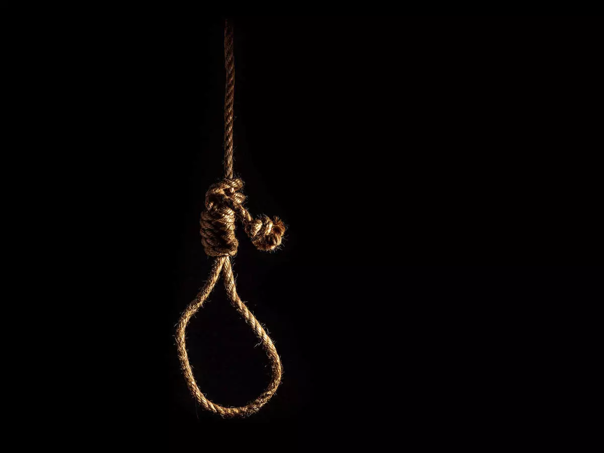 मिठाई खाई और फांसी पर झूल गया प्रेमी युगल मिठाई खाई और फांसी पर झूल गया प्रेमी युगल