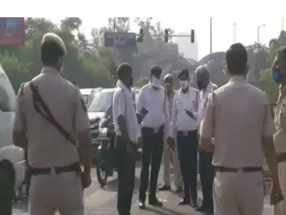 दिल्ली यूपी बाॅर्डर पर आवाजाही बन्द दिल्ली यूपी बाॅर्डर पर आवाजाही बन्द