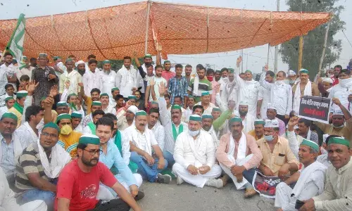 सडकों पर उतरे किसान, हर तरफ लगा जाम सडकों पर उतरे किसान, हर तरफ लगा जाम