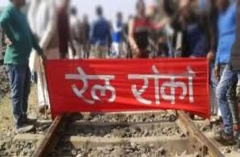 पंजाब में रेल लाईनों पर किसानों का कब्जा, बेमियादी चलेगा चक्का जाम