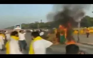 यूथ कांग्रेस कार्यकर्ताओं ने इंडिया गेट के पास ट्रैक्टर फूंका, 5 गिरफ्तार यूथ कांग्रेस कार्यकर्ताओं ने इंडिया गेट के पास ट्रैक्टर फूंका, 5 गिरफ्तार