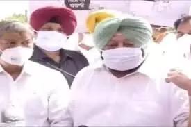 भगत सिंह के गांव में धरने पर बैठे पंजाब मुख्यमंत्री अमरिंदर सिंह भगत सिंह के गांव में धरने पर बैठे पंजाब मुख्यमंत्री अमरिंदर सिंह