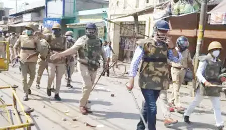 हाथरस बेटी से दरिंगदगी पर गुस्सा, पुलिस पर पथराव, लाठीचार्ज, बाइक को आग लगाई हाथरस बेटी से दरिंगदगी पर गुस्सा, पुलिस पर पथराव, लाठीचार्ज, बाइक को आग लगाई