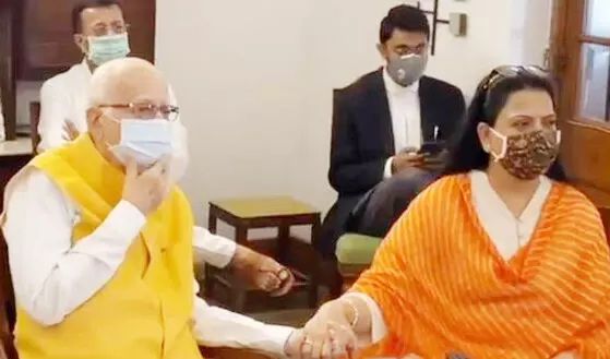 लालकृकृष्ण आडवाणी ने बेटी का हाथ थामे टीवी पर फैसला सुना लालकृकृष्ण आडवाणी ने बेटी का हाथ थामे टीवी पर फैसला सुना