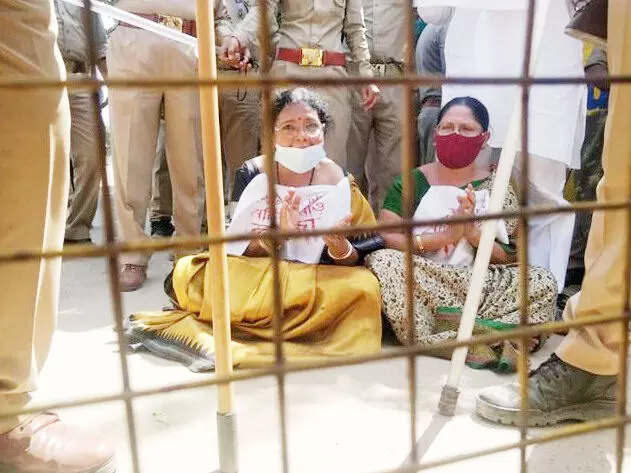 टीएमसी सांसद ने लगाया ब्लाउज फाडने का आरोप टीएमसी सांसद ने लगाया ब्लाउज फाडने का आरोप