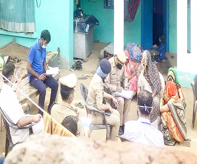 हाथरस में एसआईटी टीम ने की पूछताछ, घुसने ना देने पर हिंदू महासभा ने खून से लिखा मांग पत्र हाथरस में एसआईटी टीम ने की पूछताछ, घुसने ना देने पर हिंदू महासभा ने खून से लिखा मांग पत्र