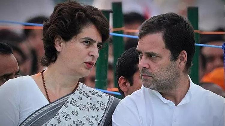 पीड़िता की मां को गले लगा बोली प्रियंका : हम आपके साथ हैं पीड़िता की मां को गले लगा बोली प्रियंका : हम आपके साथ हैं