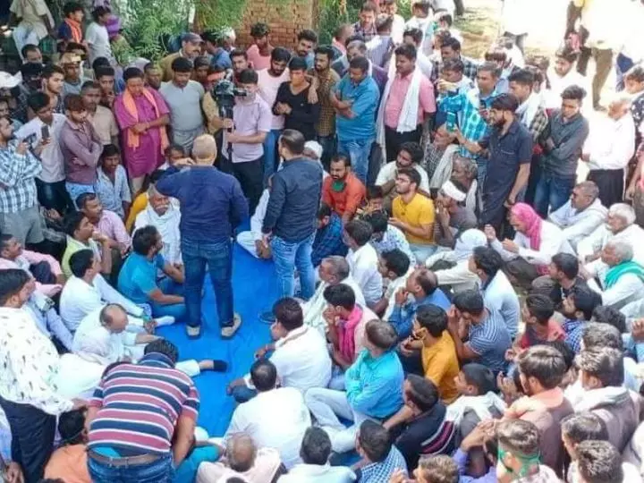 हाथरस प्रकरण पर आरोपियों को परिवारजनों ने बताया निर्दोष हाथरस प्रकरण पर आरोपियों को परिवारजनों ने बताया निर्दोष