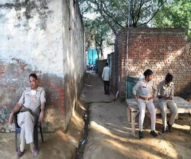अब सख्त पहरे में रहेगा हाथरस की गैंगरेप पीड़िता का परिवार अब सख्त पहरे में रहेगा हाथरस की गैंगरेप पीड़िता का परिवार