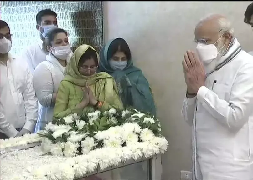 चिराग के कंधे को थपथपाकर मोदी ने दिया दिलासा, चढाए पासवान के पार्थिव देह पर फूल