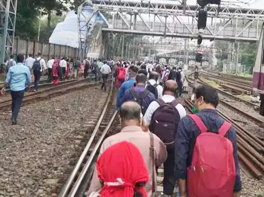 बिजली गुल होने से थम गई मुंबई, रेल सेवाएं भी ठप्प बिजली गुल होने से थम गई मुंबई, रेल सेवाएं भी ठप्प