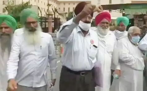 कृषि कानूनों पर सरकार से वार्ता विफल, किसान प्रतिनिधियों ने मीटिंग से किया वाॅकआउट, कानून की प्रतियां फाड़ी