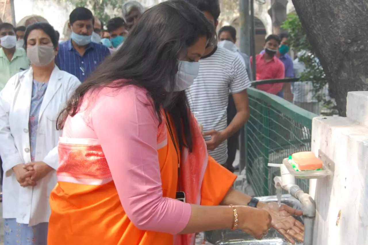 ग्लोबल हैंड वाॅशिंग डे -डीएम ने कलेक्ट्रेट में कराया हैंड वाॅश