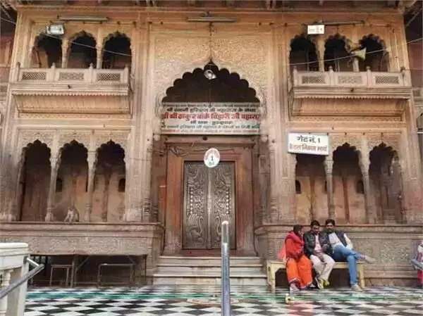 सोमवार से फिर बंद होंगे बांकेबिहारी मंदिर के कपाट सोमवार से फिर बंद होंगे बांकेबिहारी मंदिर के कपाट