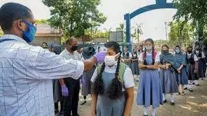 स्कूलों में खुले ताले, कम संख्या में पहुंचे छात्र स्कूलों में खुले ताले, कम संख्या में पहुंचे छात्र