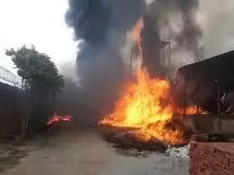 मेरठ में केमिकल फैक्ट्री में लगी भीषण आग, फंसे हैं मजदूर मेरठ में केमिकल फैक्ट्री में लगी भीषण आग, फंसे हैं मजदूर