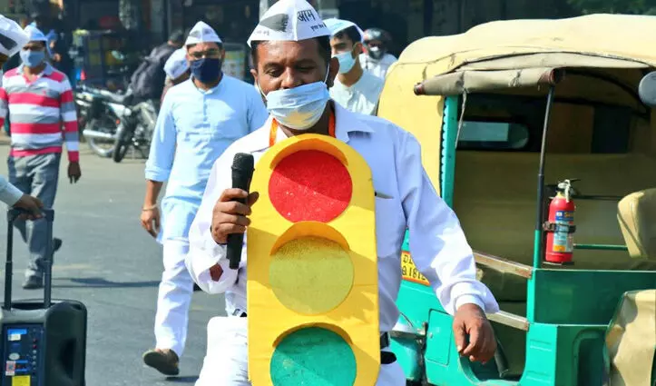 दिल्ली में रेड लाइट आॅन, गाड़ी आॅफ के लिए बंट रहे गुलाब दिल्ली में रेड लाइट आॅन, गाड़ी आॅफ के लिए बंट रहे गुलाब