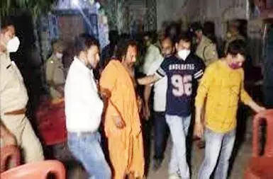 हिंदू राष्ट्र के लिए आमरण अनशन पर बैठे महंत परमहंस दास को पुलिस ने जबरन उठाया