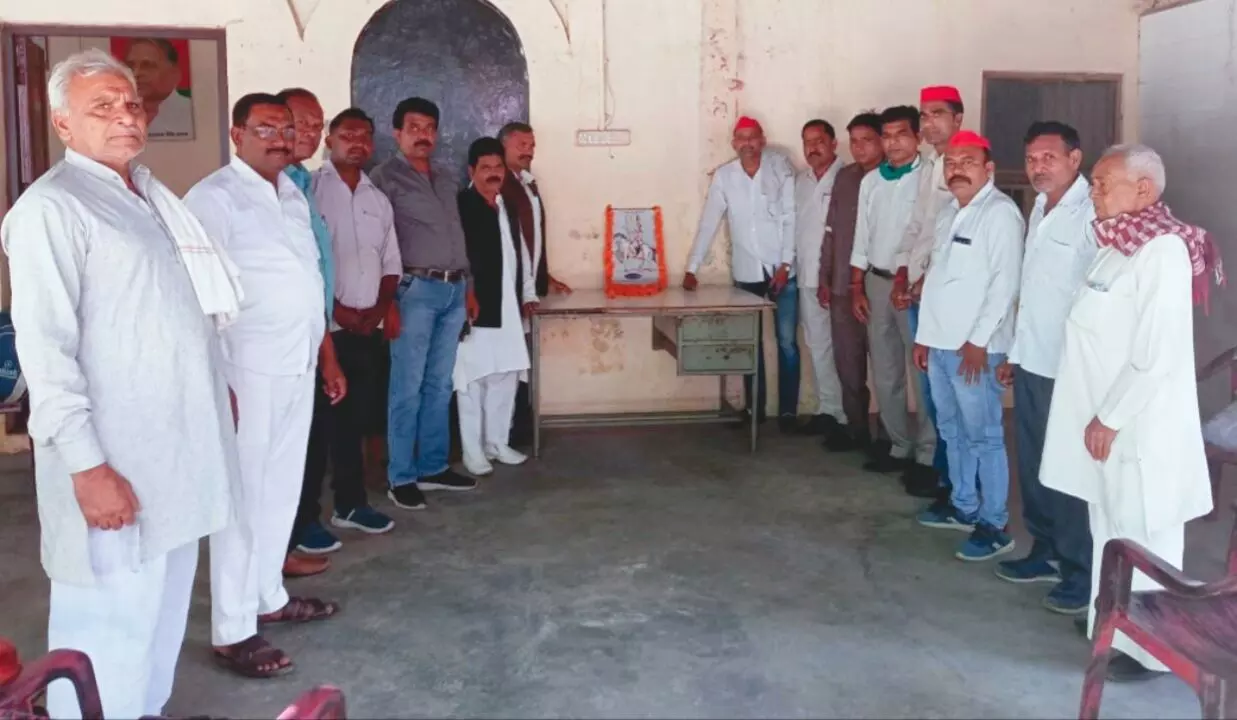 सपा कार्यकर्ताओं ने मनाई गई वीर रूपन बारी की जयंती सपा कार्यकर्ताओं ने मनाई गई वीर रूपन बारी की जयंती